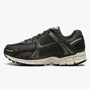 Nike Zoom Vomero 5 Sneakers Size 8.5 womens